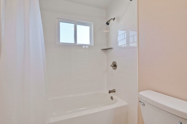 Building Photo - 1425 Sunshadow Ln