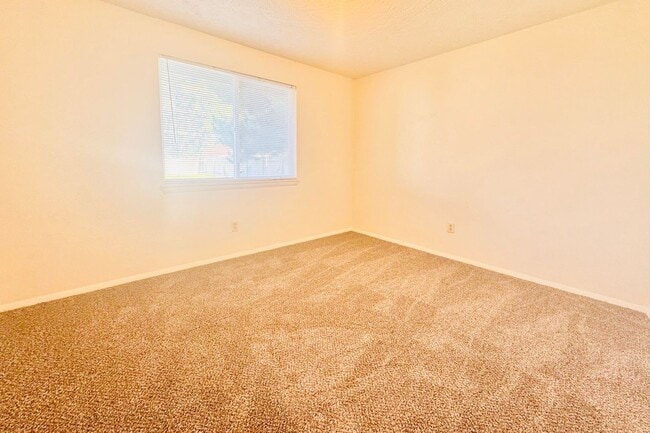 Building Photo - Very Cute Nampa 2 bd, 1b Home with private...