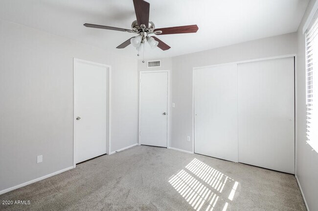 Building Photo - 10915 W Glenrosa Ave