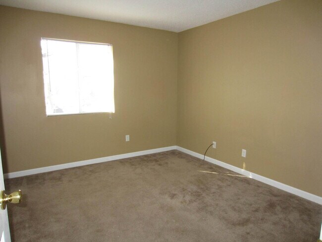 Building Photo - 2Bed/1Bath Apartment!