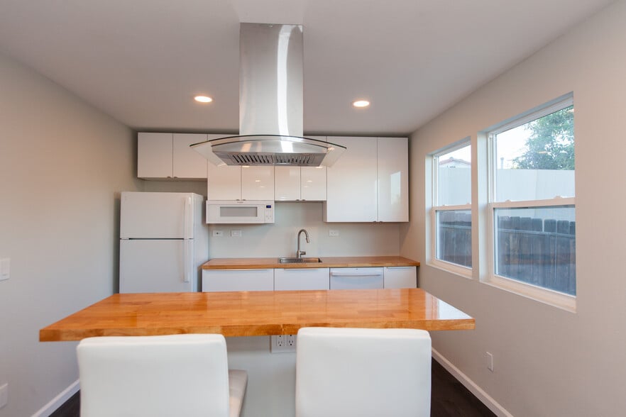 Eating bar (barstools included) - 4358 Aragon Dr
