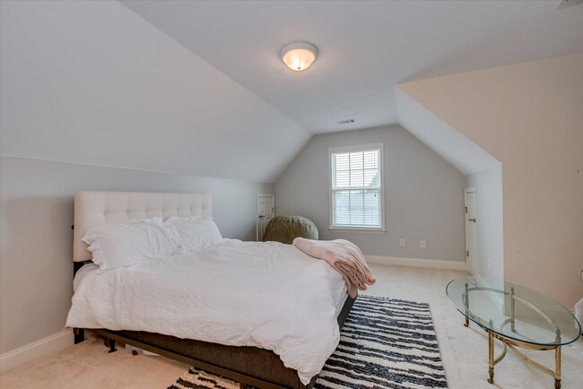 Building Photo - 5 Bed/3 Bath home with Primary Bedroom & a...