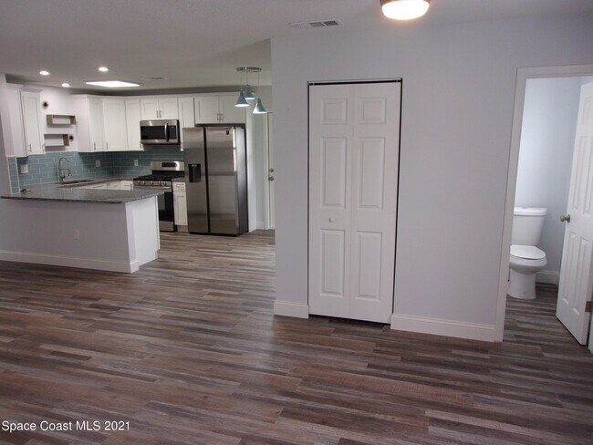 Building Photo - 1240 N Singleton Ave