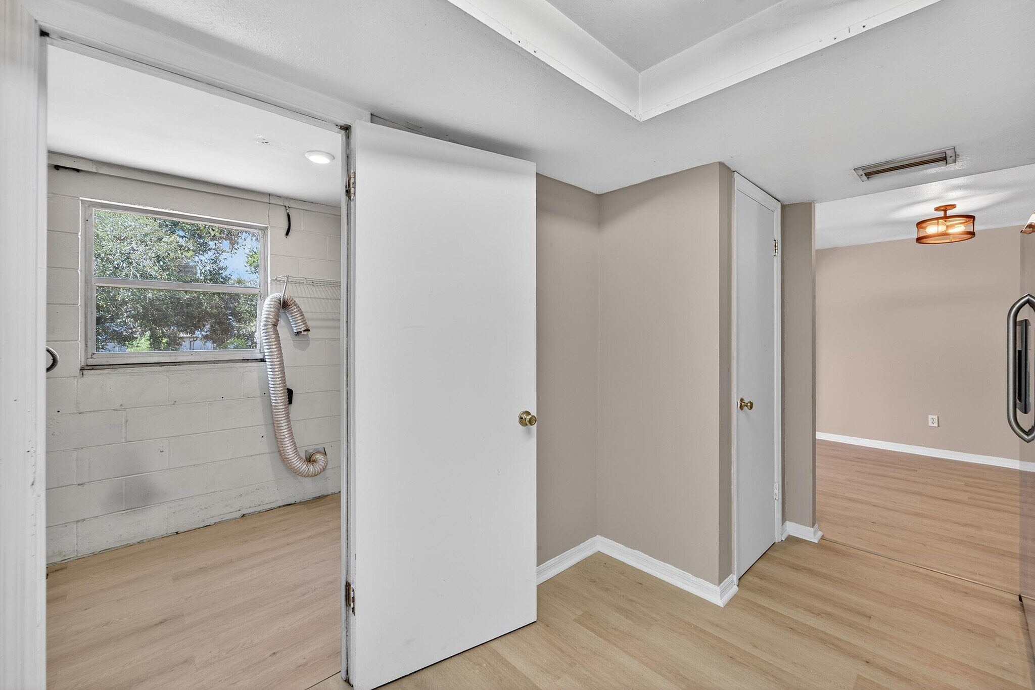 Building Photo - 1712 Village Ct