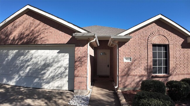 Building Photo - 901 Lone Pine Dr
