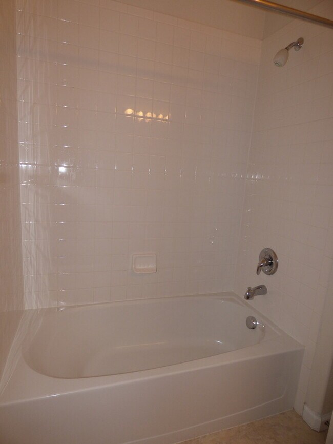 Building Photo - MUST SEE 2 Bed/2 Bath Condo in the Lakesho...