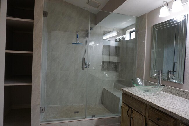 Building Photo - 8810 Crossway Dr