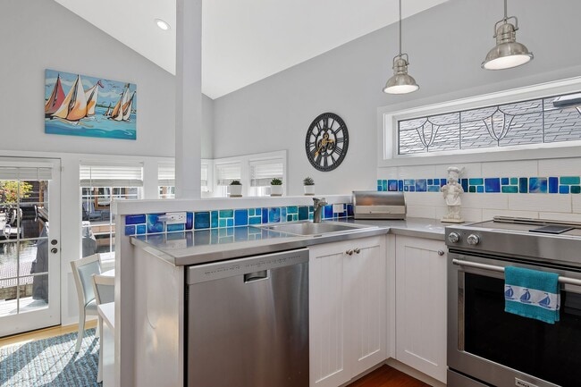 Building Photo - Portage Bay Floating Home