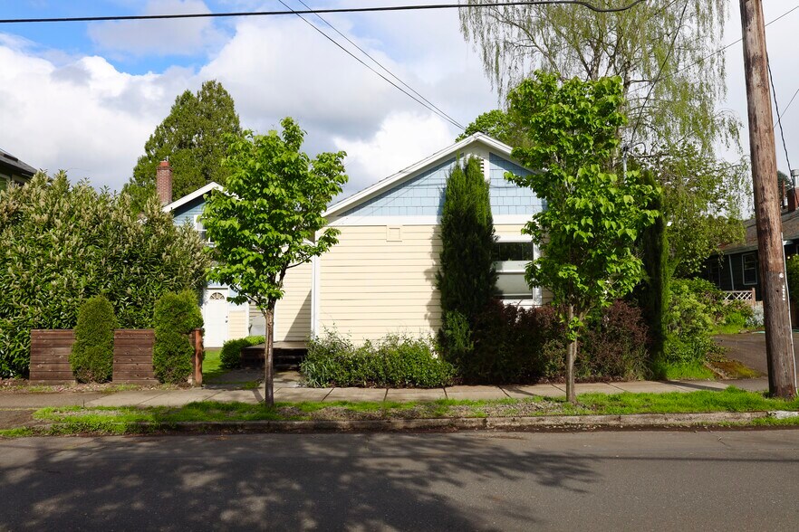 Building Photo - 712 SE 42nd Ave