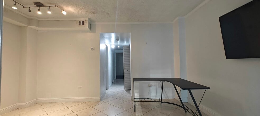 Building Photo - 905 Brickell Bay Dr