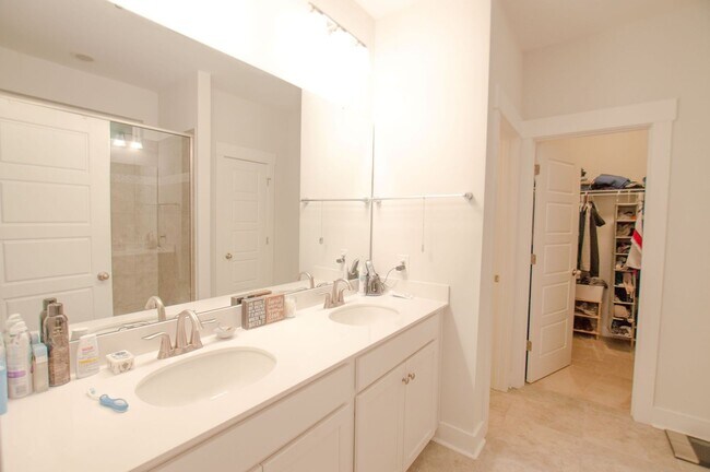 Building Photo - Charming Home in Mixson!