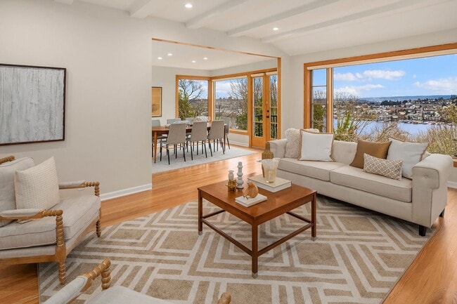 Building Photo - Queen Anne Home