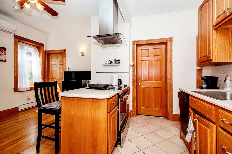 Building Photo - 102 Myrtle St