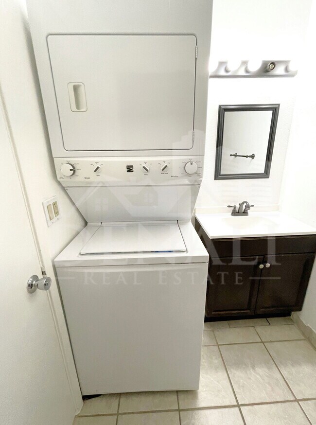 Building Photo - 822 S Langley Ave