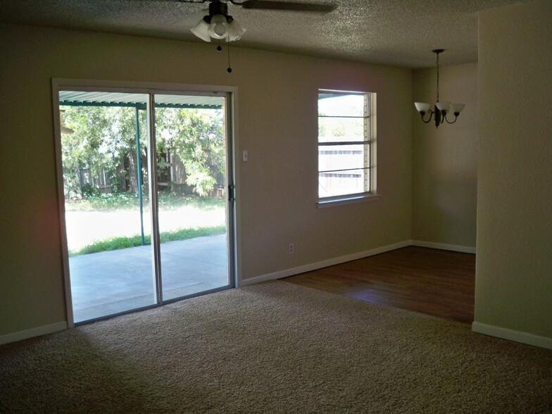 Building Photo - 2903 Janis Dr