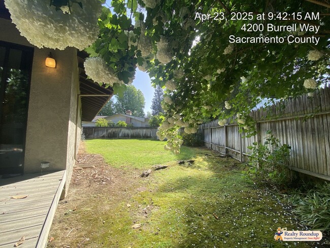 Building Photo - Sprawling Ranch with Open Floorplan & Exce...