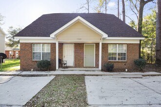 Building Photo - 3BR/3BA townhome with new painting and sta...