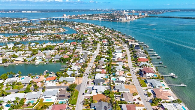 Building Photo - 2173 W Vina Del Mar Blvd