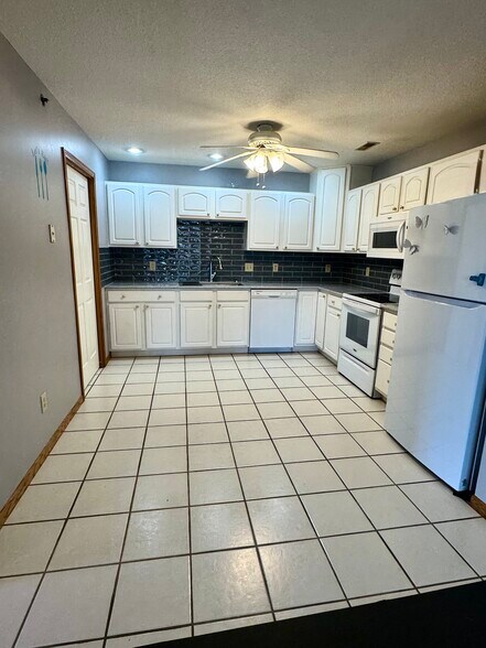 Building Photo - 3031 Holiday Ct