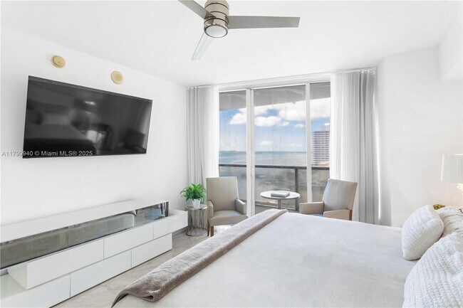 Building Photo - 495 Brickell Ave