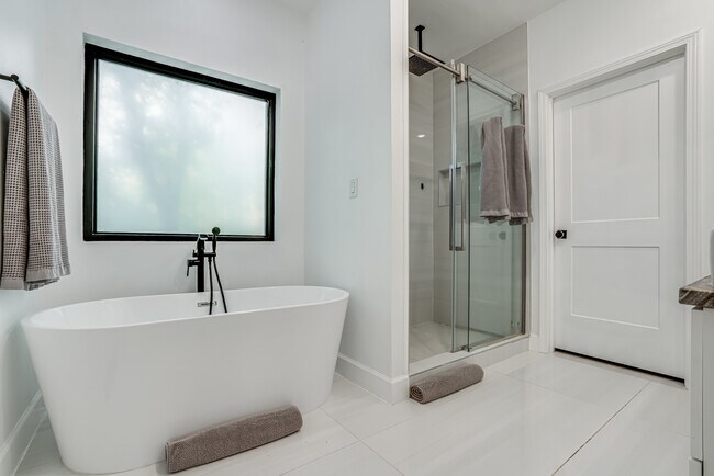 Building Photo - 211 Gibson