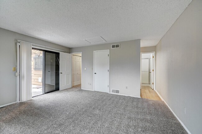 Building Photo - $2,495 2 Bed, 2 Bath Townhome in Aurora wi...