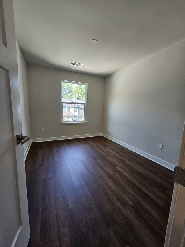 Building Photo - 53 Connaught Ct