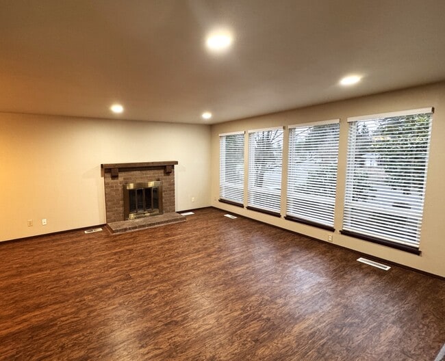 Building Photo - 202 Vashon Ave SE