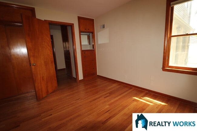 Building Photo - Charming 5 bed House!