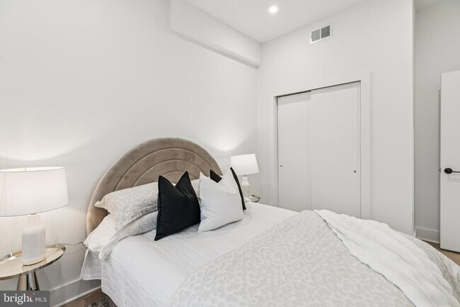 Building Photo - 30 W Allens Ln