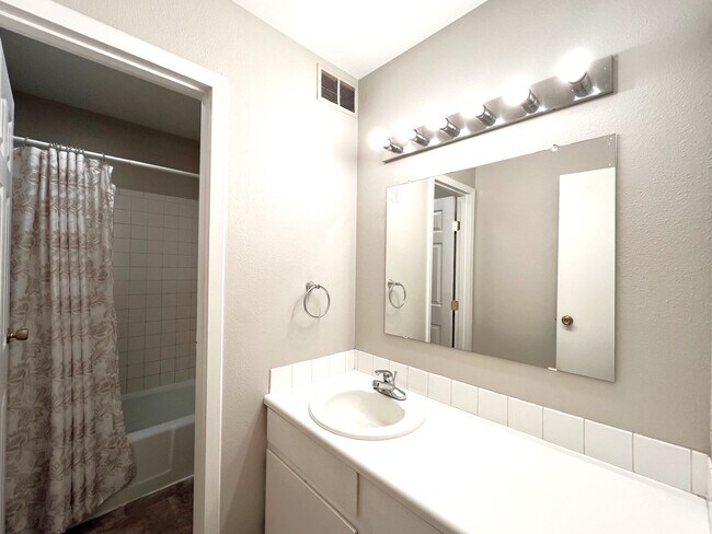 Building Photo - 1625 W Elizabeth St