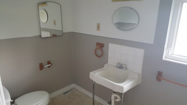 Building Photo - Beautiful 3 bedroom 1 bath home with stora...