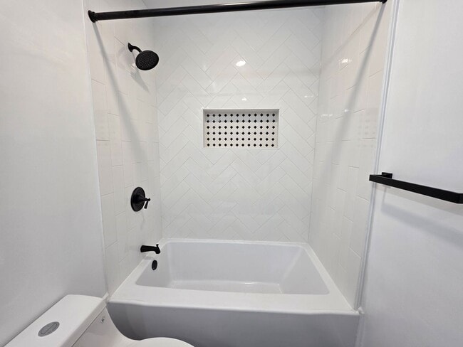 Building Photo - Fully Updated 4 bedroom 2 bathroom Apartment for rent in the Northside!