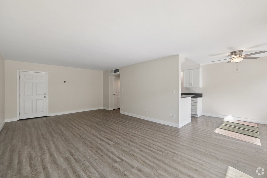 2BR, 2BA - 1,400SF - Living Room - White Oak Terrace Apartments