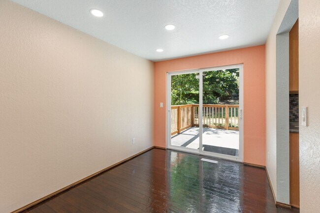 Building Photo - Huge fully fenced dog yard! RV/Boat extra parking! 4 bdrm 2.25 bath. Minutes to I-5, Everett Mall...