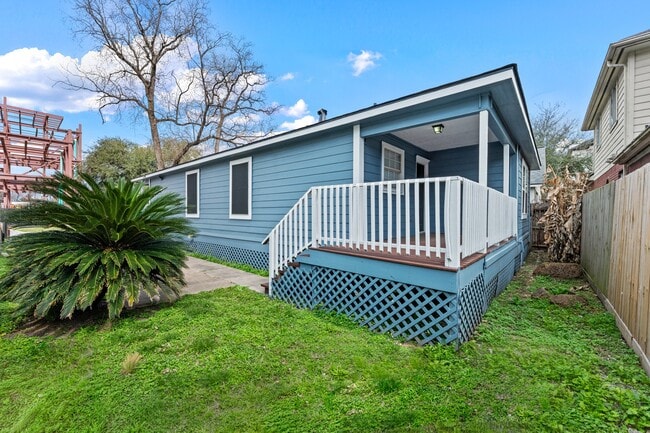 Building Photo - 842 E 29th St