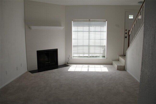 Building Photo - 11201 Lynbrook Dr