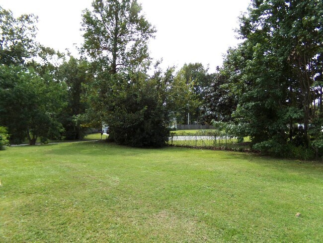 Building Photo - Beautiful Home in Indian Hills