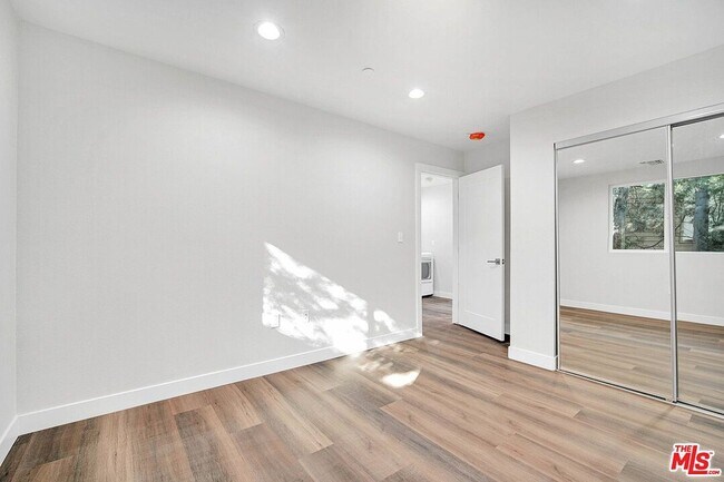 Building Photo - Saticoy Villas