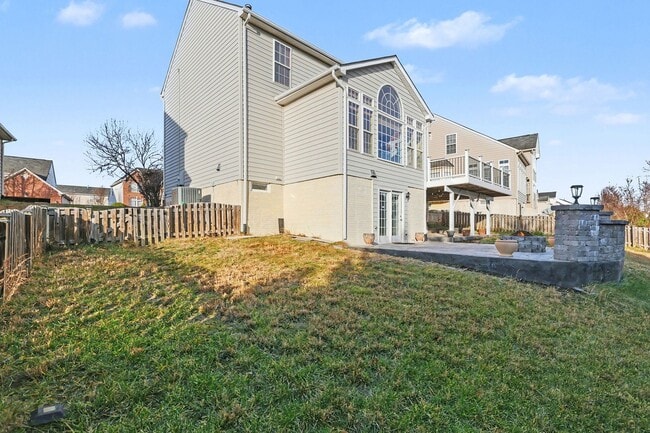 Building Photo - Spacious 5-Bedroom Fredericksburg Home with Flexible Living & Over 3,500 Sq Ft