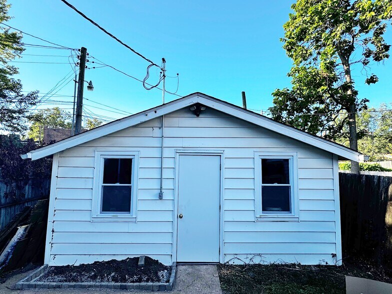 1.5 car garage - 3808 Fairview Ave