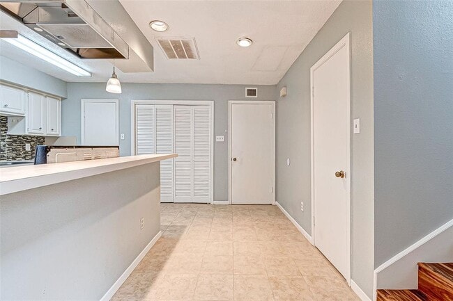 Building Photo - 7983 Kendalia Dr
