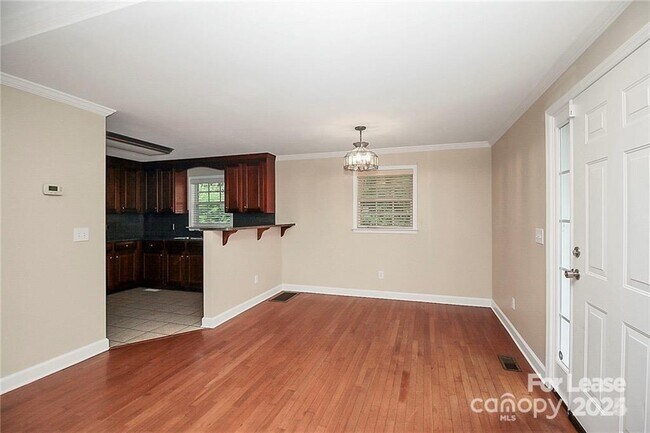 Building Photo - 1005 Rainbow Dr