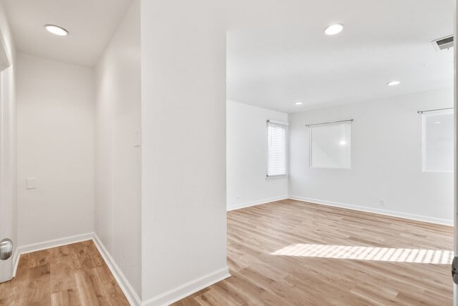 Building Photo - Spacious 3-Bedroom Daly City Home – Prime ...