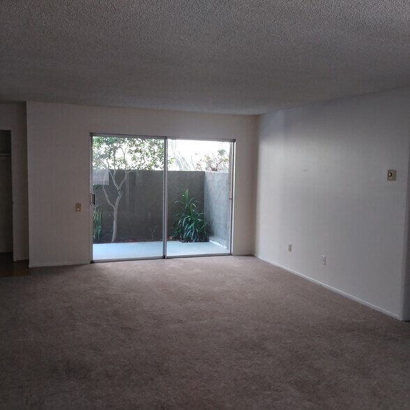 Building Photo - 2208 Gates Ave