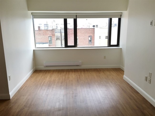 Building Photo - 875 Elm St