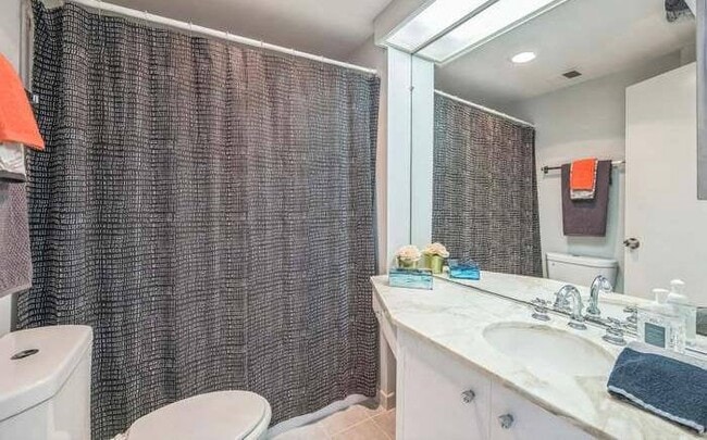 Building Photo - Dana