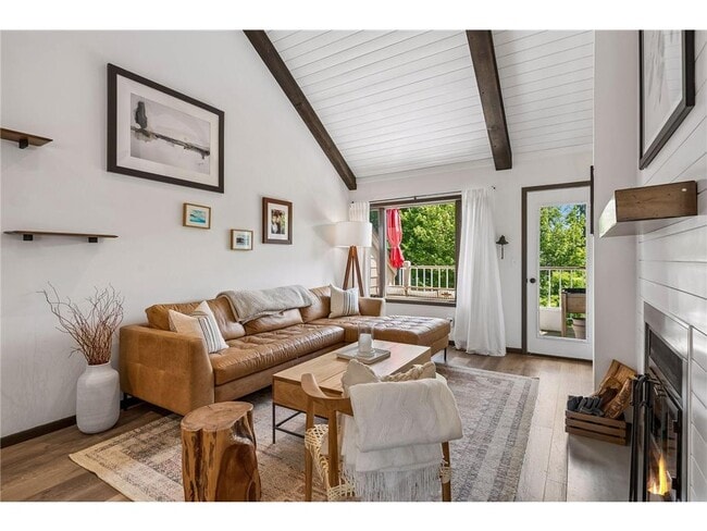 Building Photo - 2831 Kenwood Isles Dr