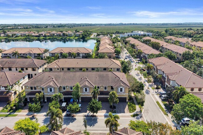 Building Photo - Gorgeous Townhome in Parkland
