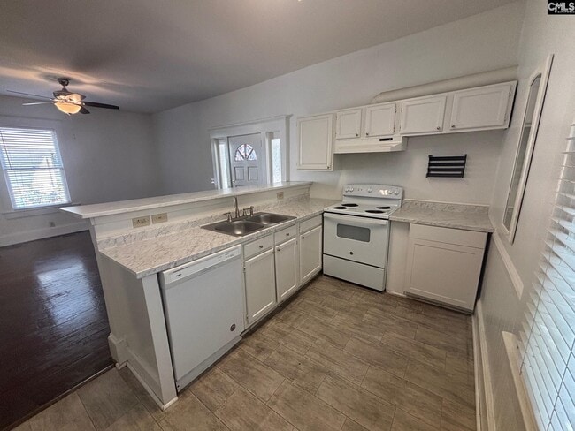 Building Photo - 3121 Rosewood Dr